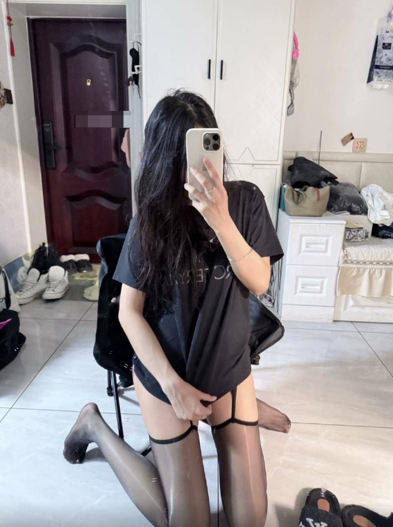 抖音120w粉丝的网红:R9999 身高172极品长腿御姐 抖音账天号IP每不重样 全国飞！