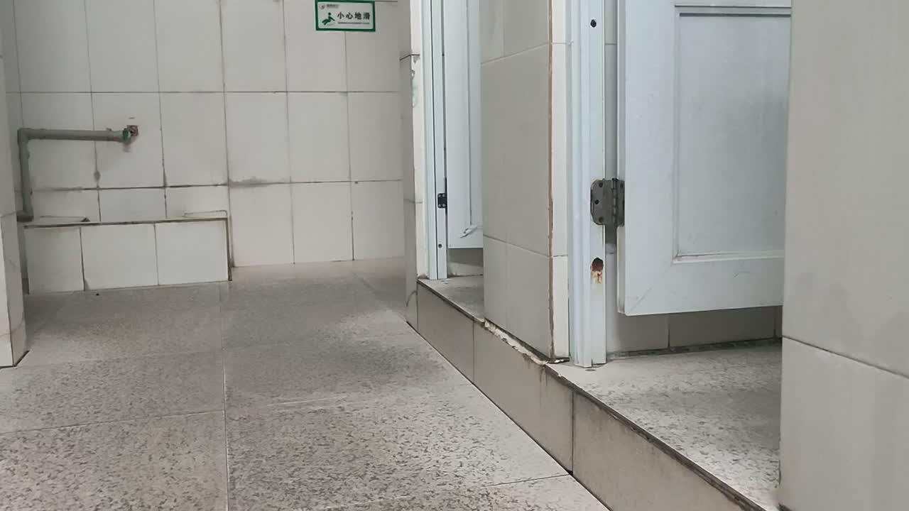 伪娘公共厕所自慰，大喊自己是母狗，求人调教