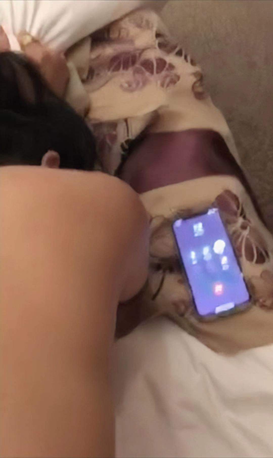 情侣为了求刺激做爱是打电话给追求自己的舔狗，一边操一边聊天