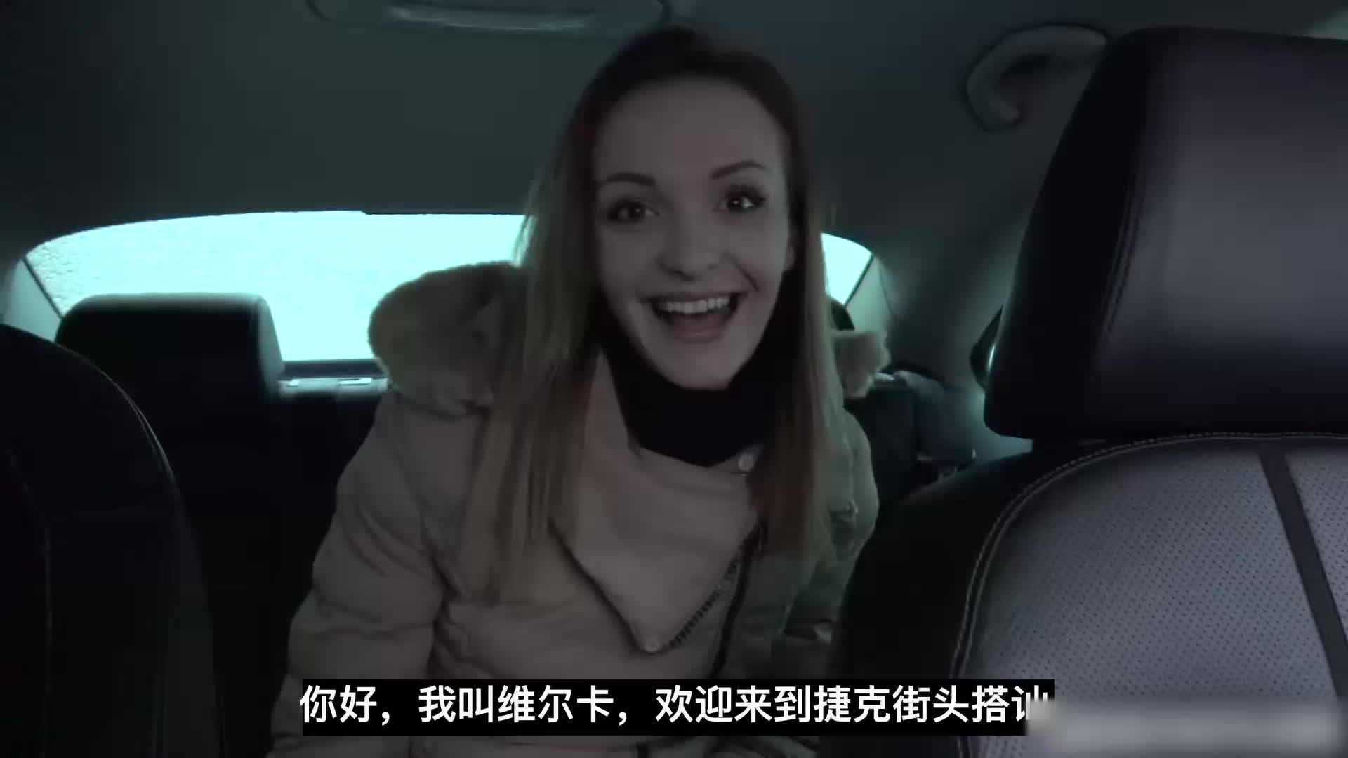 今天男主来到酒店狩猎 发现两个精神小妹 没一会儿就拉到酒店，脱了衣服就开始吃鸡巴舌吻 两个骚货身上都有纹身，还是白虎逼，男主直接操完一个操第二个爽飞了