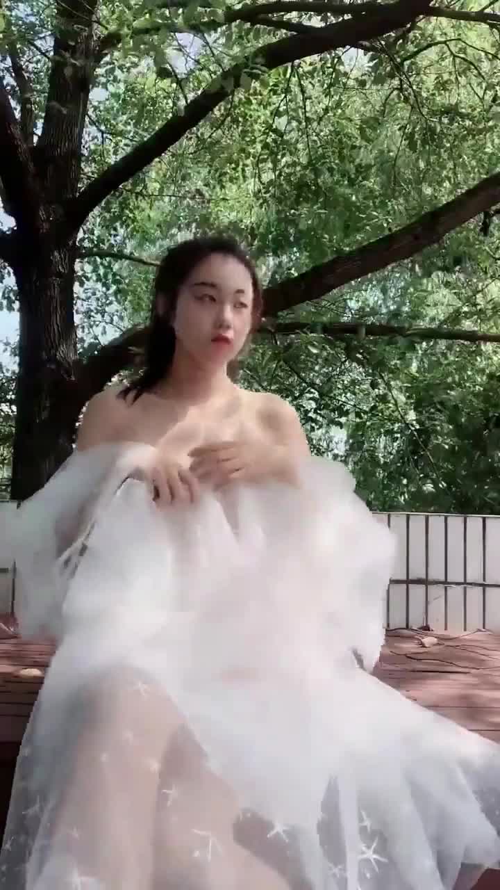 非得拉着我给她拍个外露
