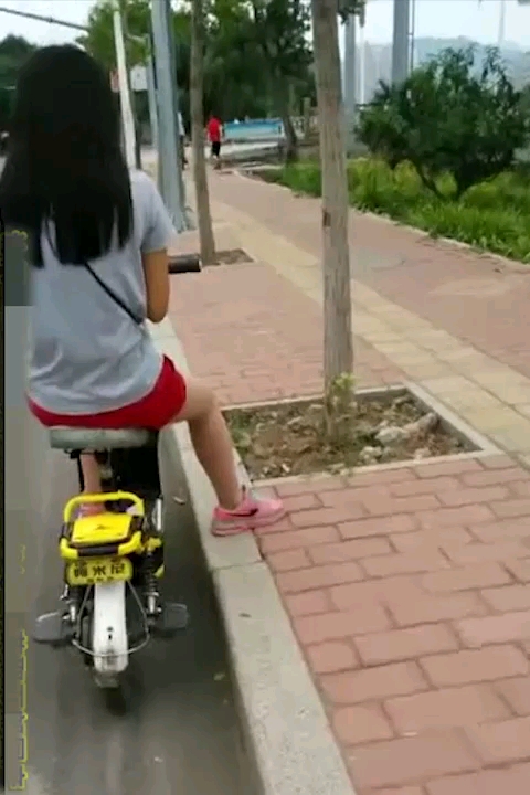 街头露出鸡鸡 大胆喷射众多美女