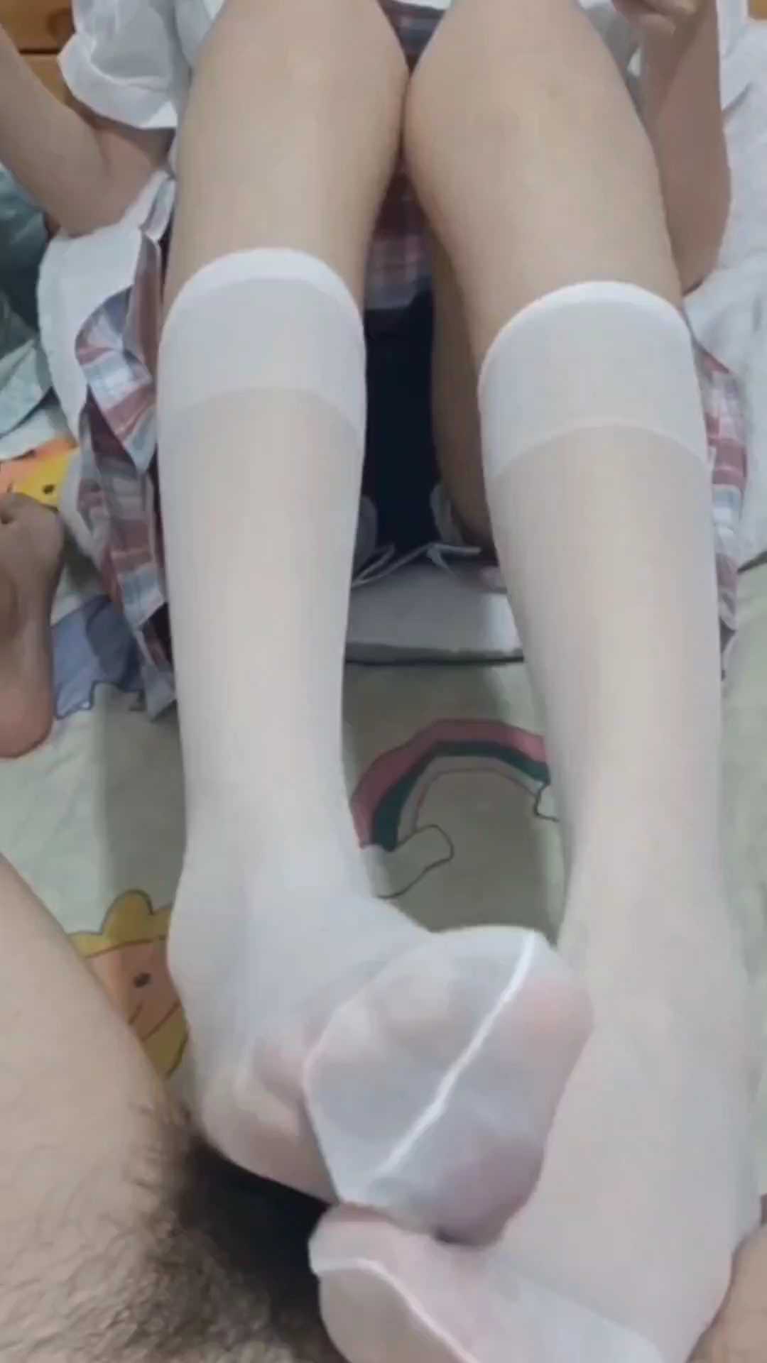 推特足交博主可爱的JOHN穿上JK白丝足交挑逗
