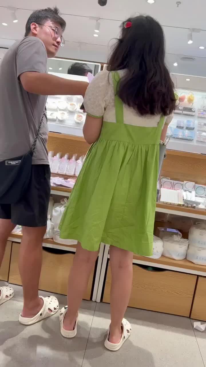遛狗美臀妹，紧身裤包裹，勾魂曲线，引狼相盯