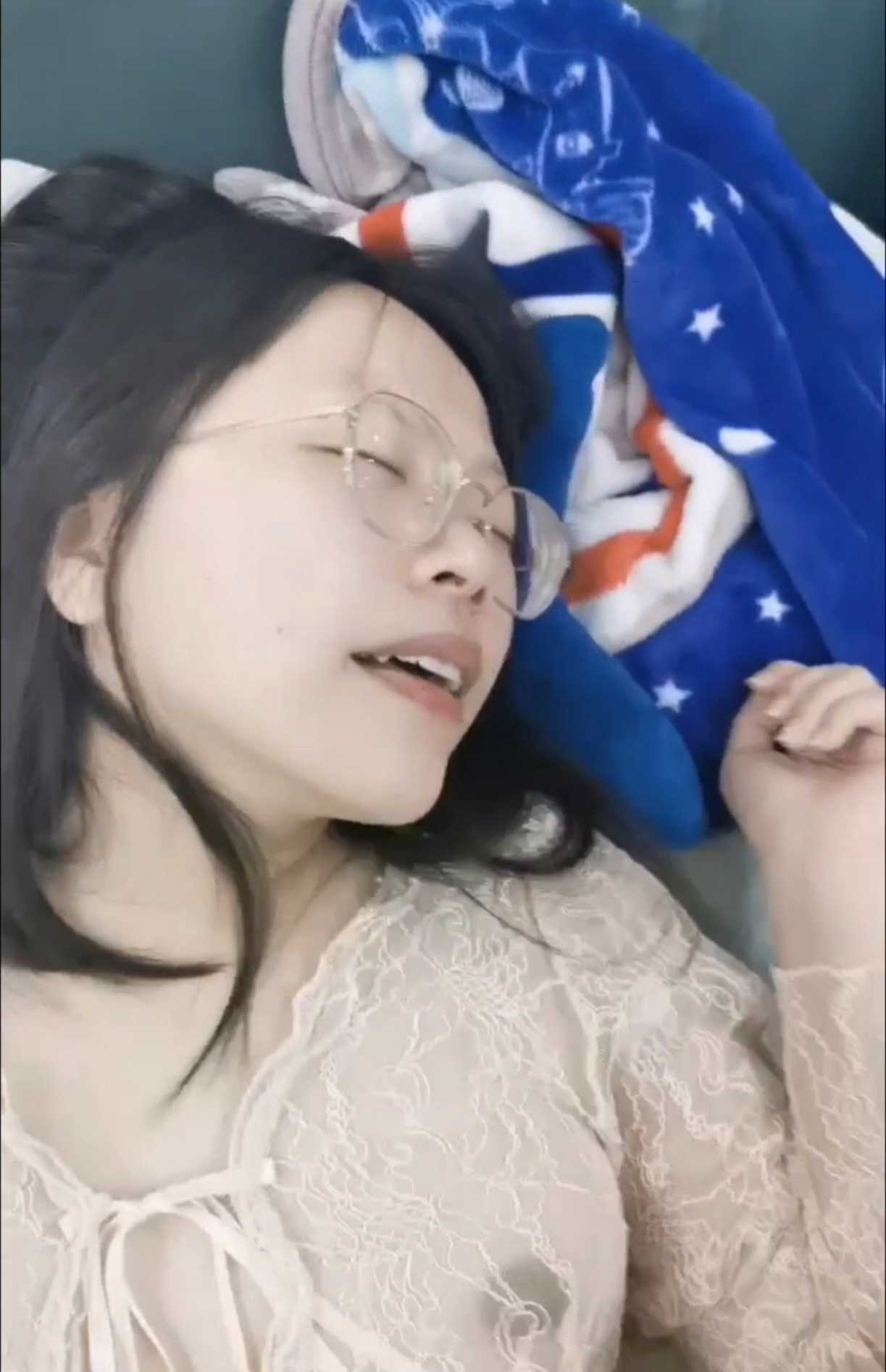 刚毕业没多久的眼镜幼师情趣蕾丝内衣有点羞涩边看镜头边被操