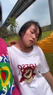 老师姜灵出轨学生爸爸被正宫捉奸在床游街示众视频爆网