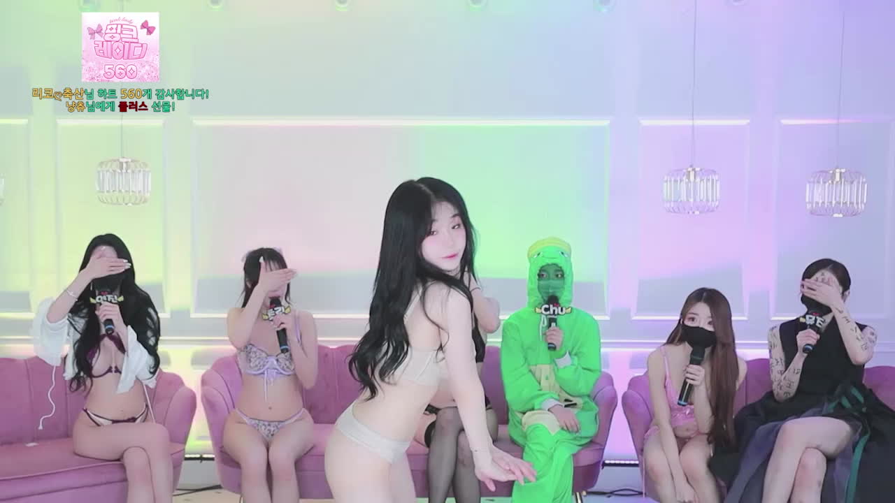 韩国直播成人秀，金主斗内美女热舞任你看 美乳粉嫩直播间，美腿任你挑