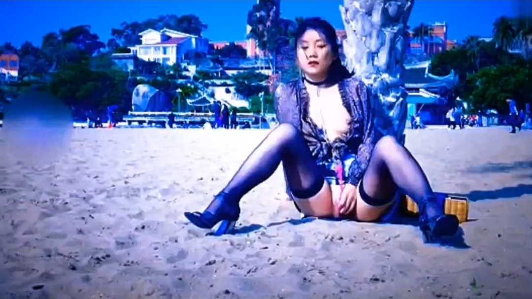 北京清华大学毕业的黑丝大长腿少妇在沙滩上偷偷的自慰时 就说最美的风景从来都是骚逼