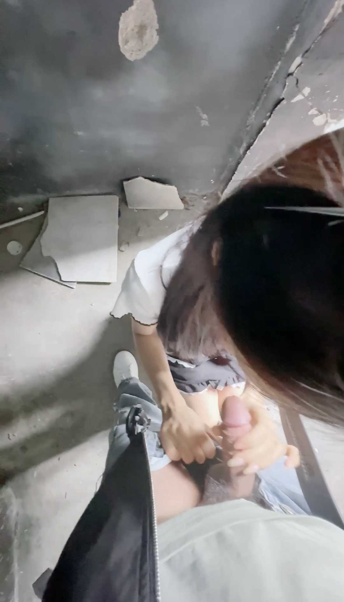 让女儿户外吃大肉棒，看着女儿的小嘴包裹着肉棒来回吞吐，太爽了