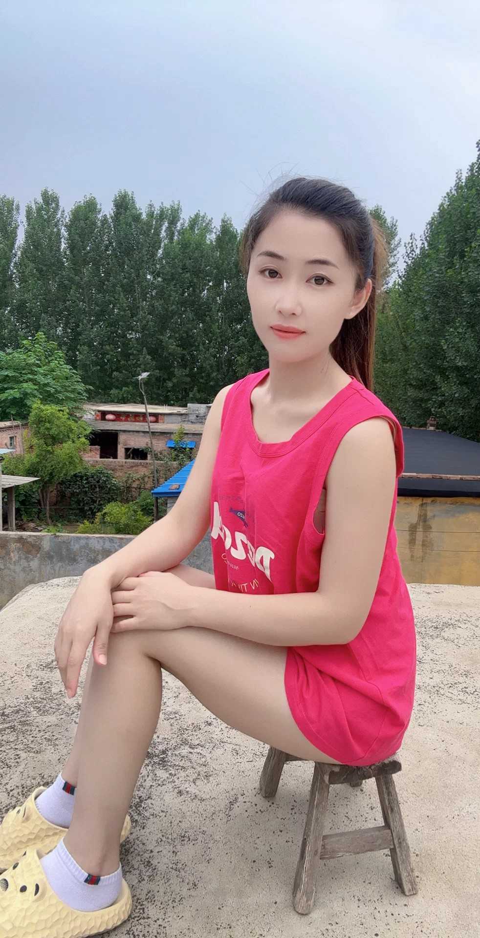 把正在干农活的嫂子拉进房间猛操