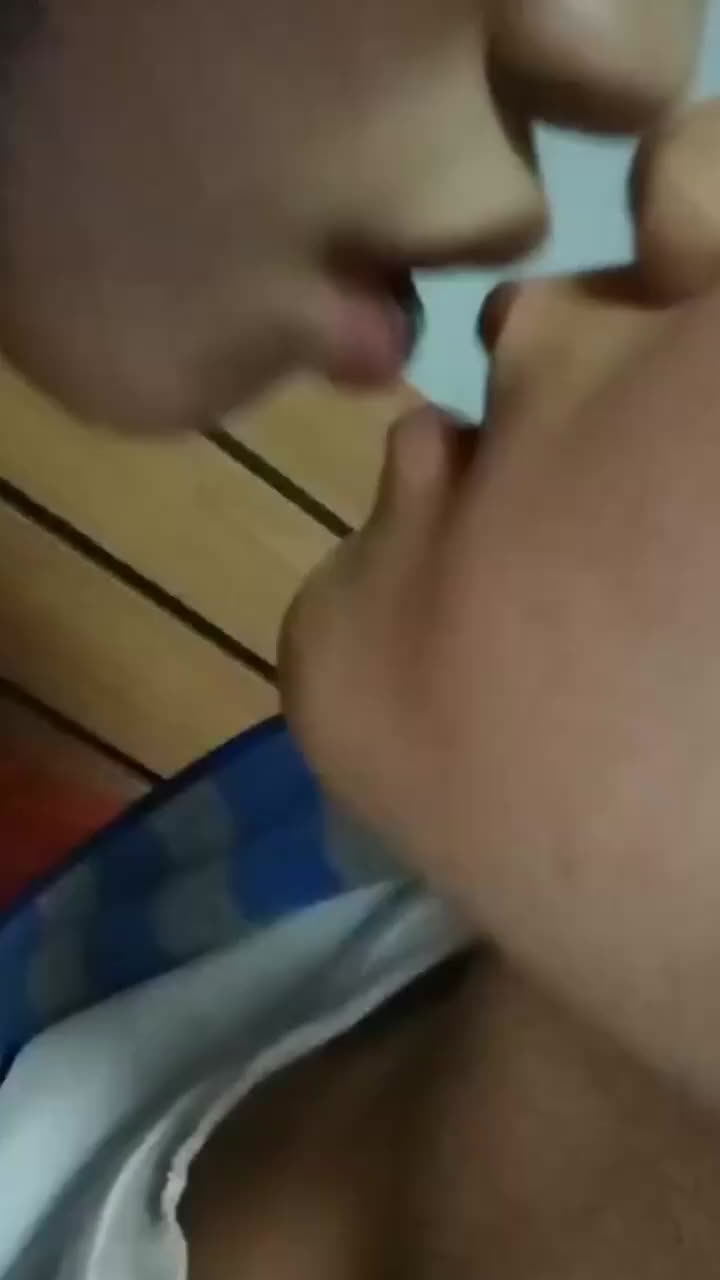 姐弟乱伦 正插得如痴如醉的时候 妈妈突然敲门要进来 差点吓哭弟弟