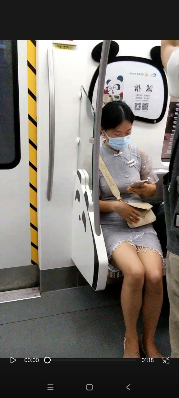 地铁上抄底无内骚气小姐姐，紧身衣服勾勒出性感曲线