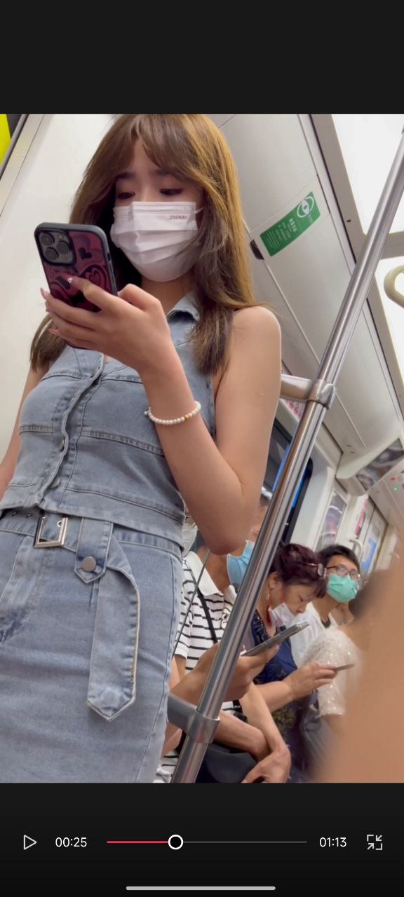 一路跟拍身材非常好的小姐姐，一身牛仔穿搭，泰酷啦