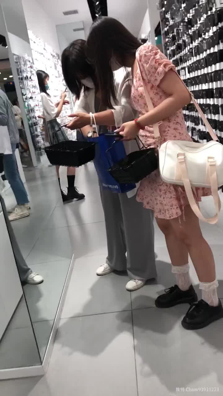 黑丝透明内衣，勾勒出妩媚的曲线，撩动着男人的欲望。白嫩的肌肤若隐若现，犹如艺术品般诱人
