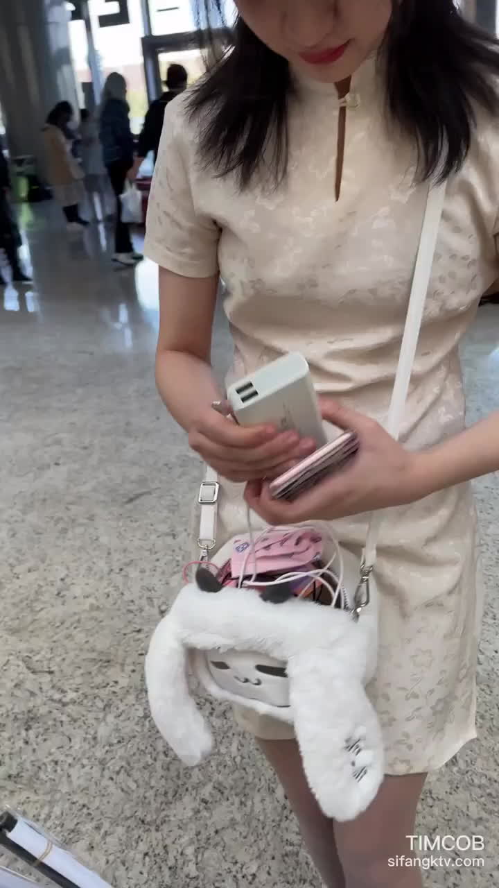 白裙白内高颜小姐姐多个下蹲动作 约可见白色的内衣，宛如一朵待放的百合花，纯洁而又充满诱惑