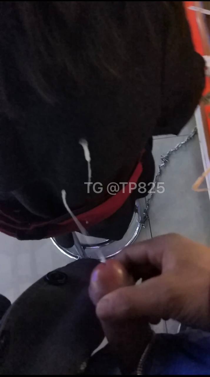 大神出鸟.游戏厅喷射专心玩手机的妹子，玩啥呢？被射了都不知道呢