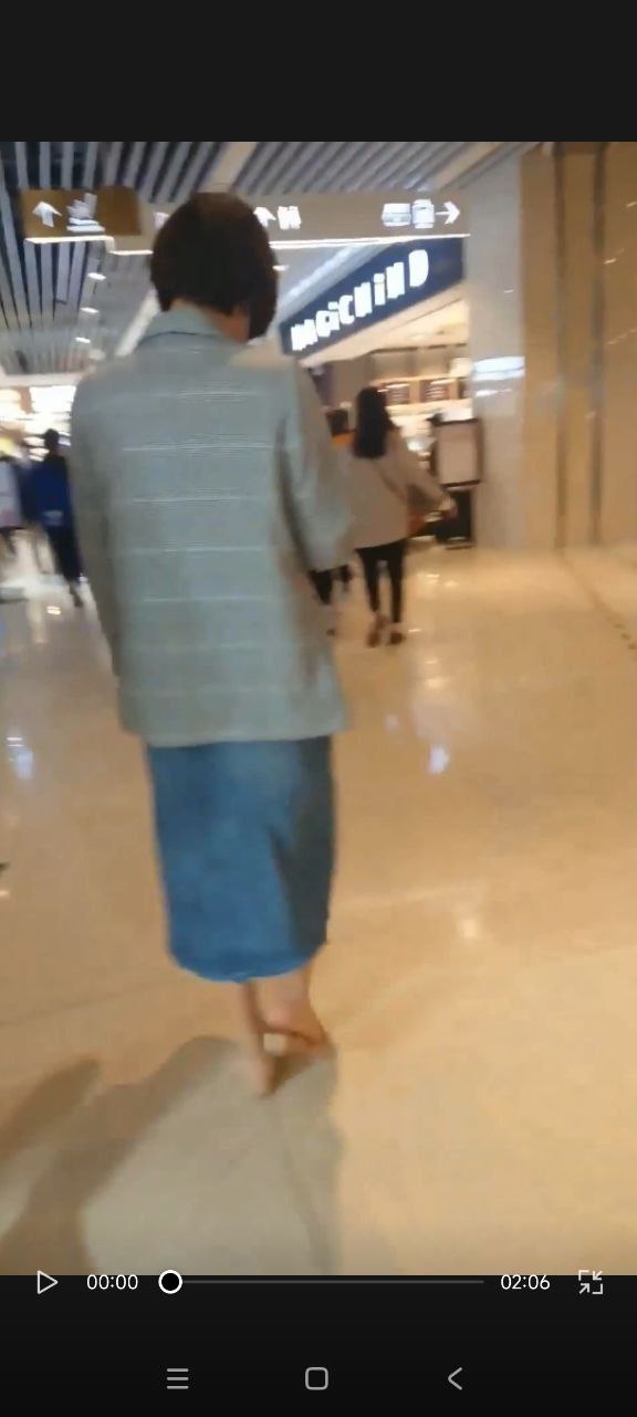 商场抄底一路跟踪抄底一个人逛商场的小少妇