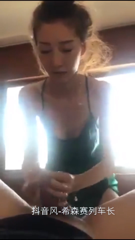 小姨子帮我飞机，求了半天终于肯口爆了 粉嫩的乳尖，让我欲火焚身