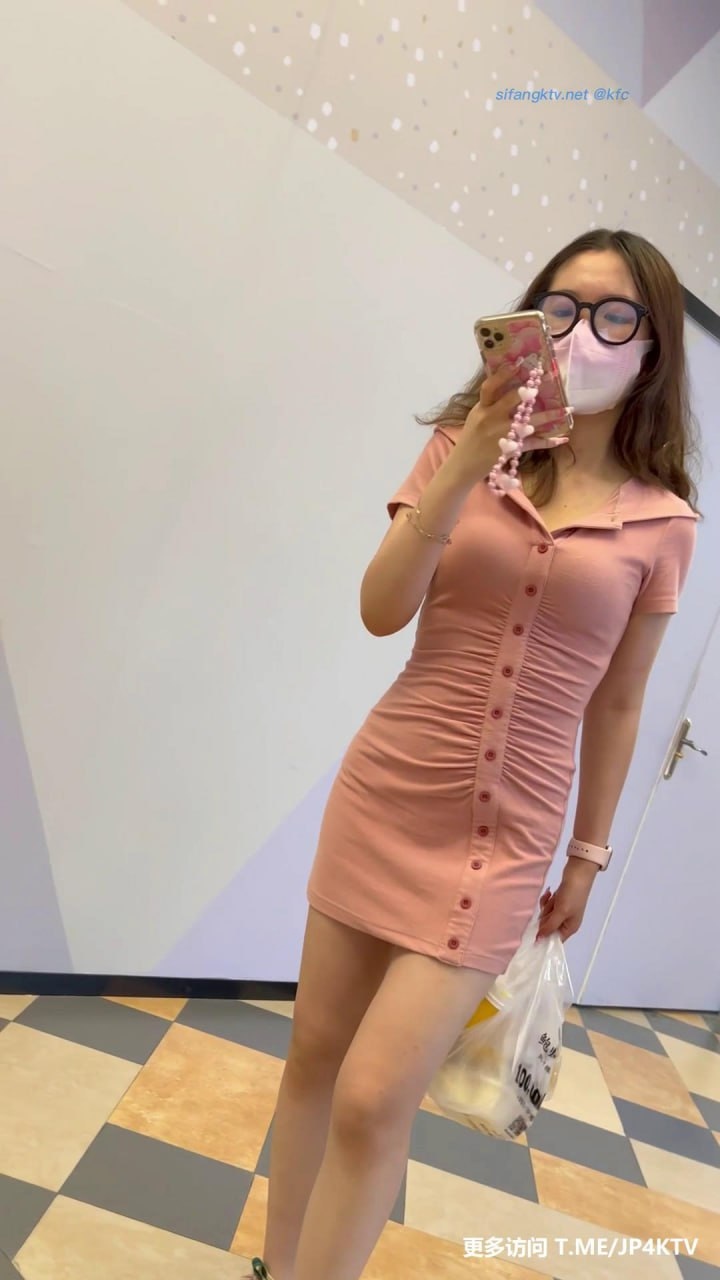 粉色眼镜妹专注逛街白色骚内夹进屁股里 撩拨着男人们的欲望