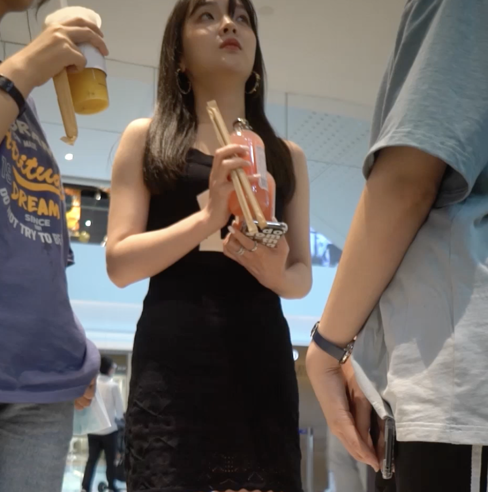 商场抄底漂亮的小姐姐_真看不出来到底的无内还是骚丁 這個屁股真的棒