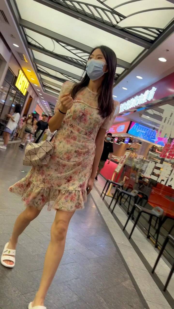 身材极好的长裙靓女和男友约会窄内性感 走在街上便吸引众多男人的目光