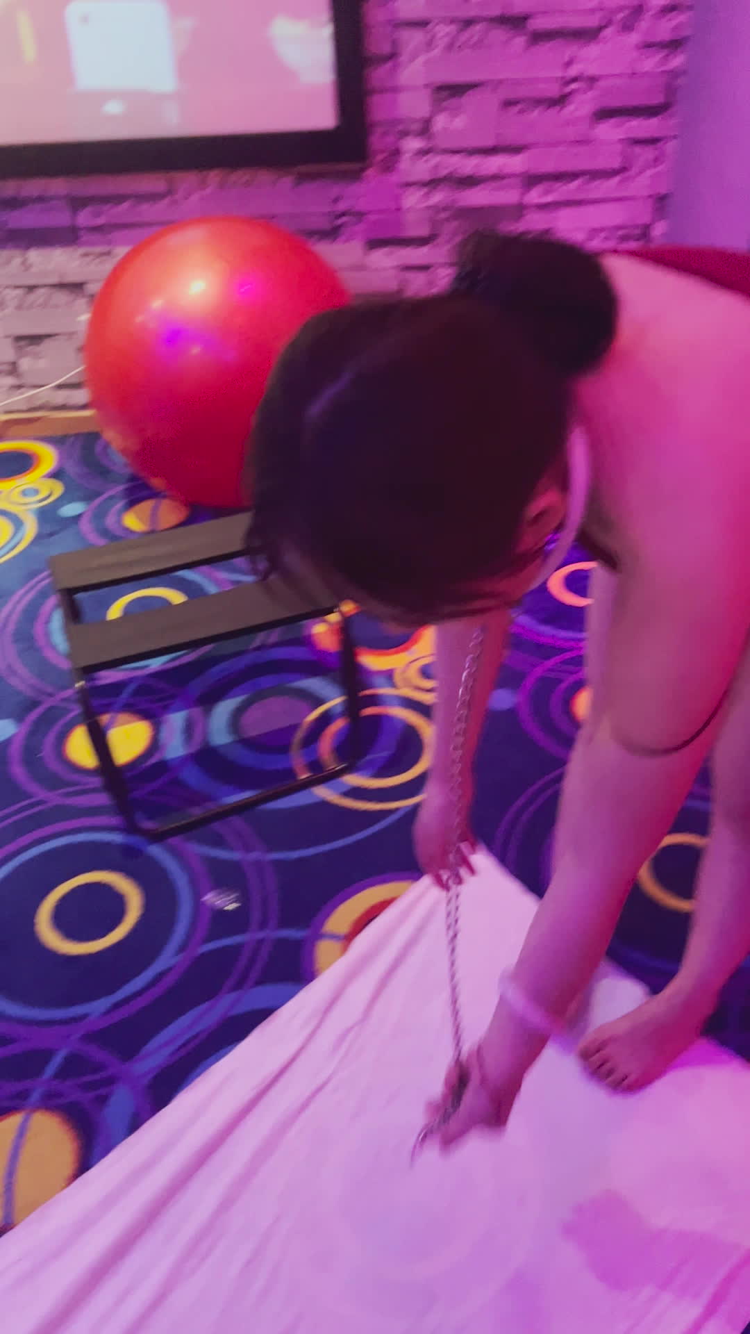 土豪定制 惊艳调教美女 遛狗系列 可以命令她为你做任何事情。她会用她那迷人的口技为你提供口交服务