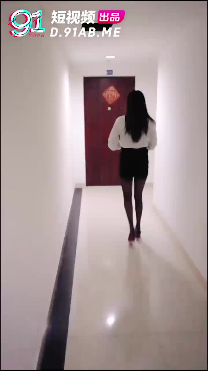 国产学生放学尾随老师师生探索身体的奥秘 ，二人忘我的享受身体碰撞带来的快感。师生乱伦，突破禁忌，用身体诠释欲望