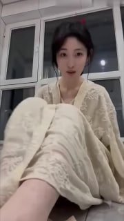 极品少女自拍自慰视频被曝光，小骚逼一个人寂寞难耐对着镜头发骚，掰开骚逼诱惑金主来干他