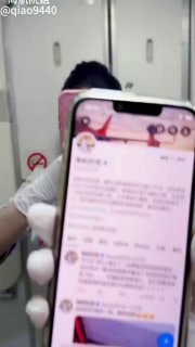 海南航空骚逼 海航阮姐 粉丝接机撕开丝袜被揉捏着阴蒂 抽插着小穴推特上，海南航空的空姐 “阮姐” 以反差母狗形象彻底引爆吃瓜圈