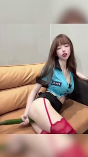 抖音网红小马漫漫自拍自慰视频被曝光黄瓜插逼自慰及其淫荡情趣装展露完美身姿
