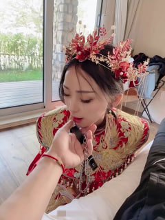 国产高颜值美女挑战鬼新娘扮演，诡异氛围与火辣身材完美融合，演绎另类角色扮演激情