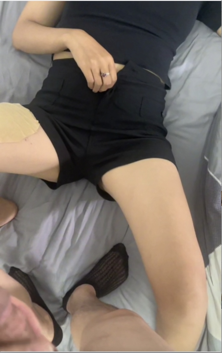 大哥在沙发上打游戏，我偷偷溜进嫂子的房间，猛插嫂子的骚穴。