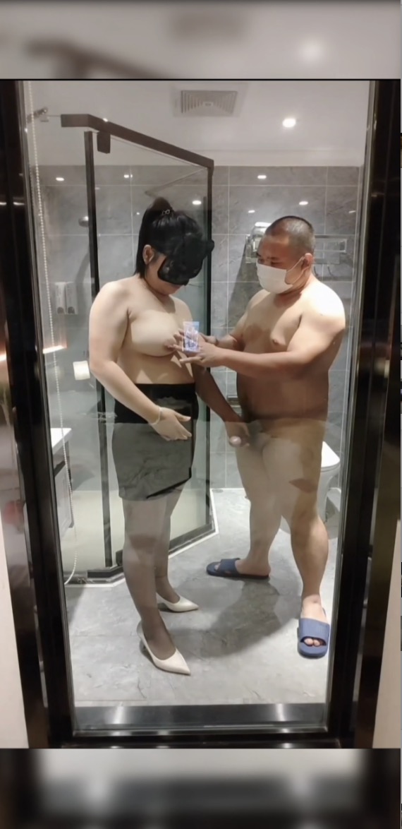 儿子的班主任，开家长会认识的幼师，性欲很强，我有点招架不住，反差极大，会叫床，爱穿高跟鞋，和丝袜，听说和很多家长做过爱。
