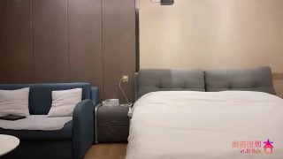 瓜友投稿 这次在网上花五千约了个极品少妇，大长腿，奶子小巧玲珑，口交床技都是一流