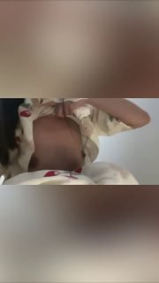 高颜值超甜学妹现实中床上确实个反差婊，小淫指插逼自慰淫水乱流，男友还没有用力开始操就已经嗷嗷叫了，真浪荡