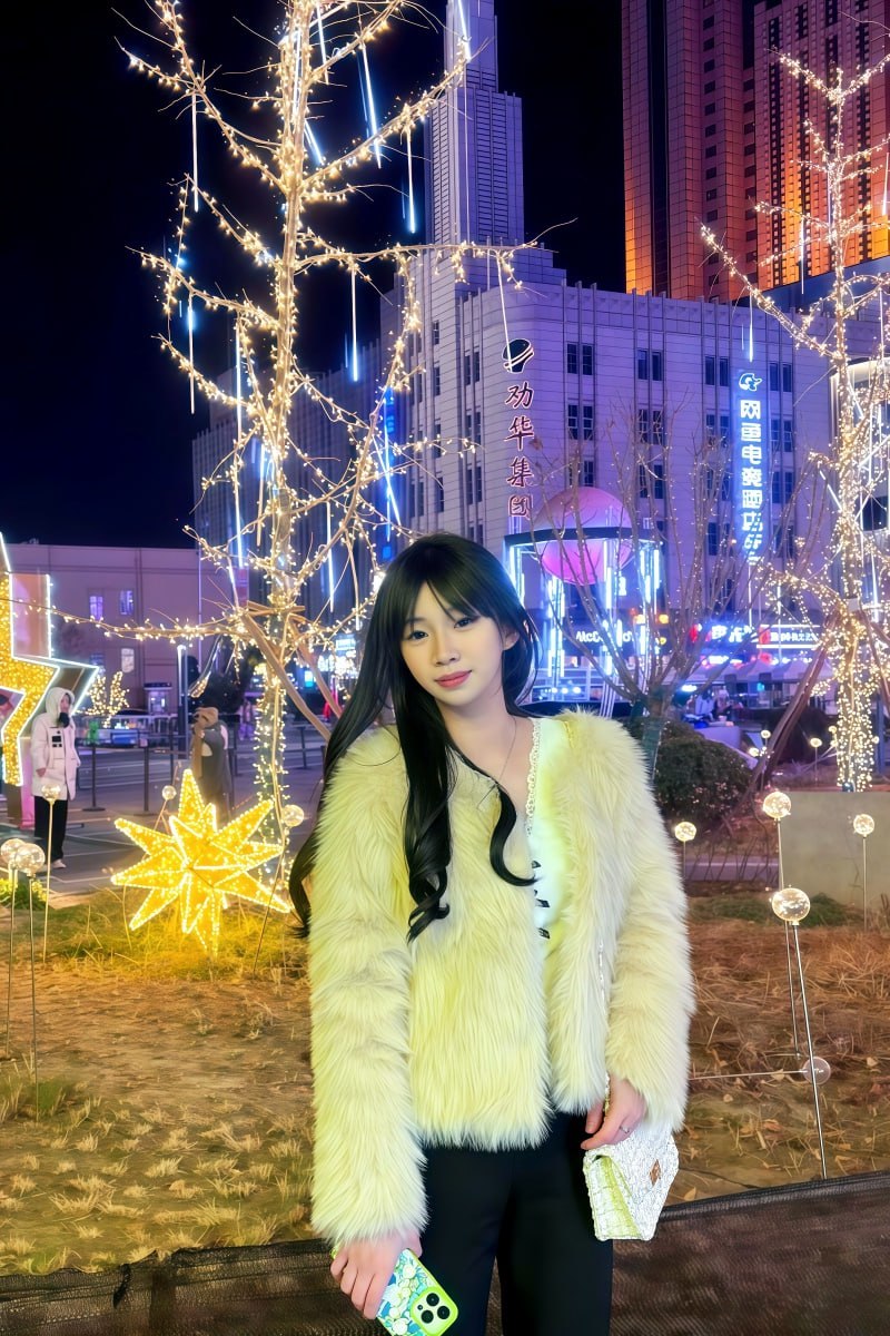 宿舍私密互动，女主独自享受火热快感，暧昧氛围下的渴望与挑逗让夜晚充满张力