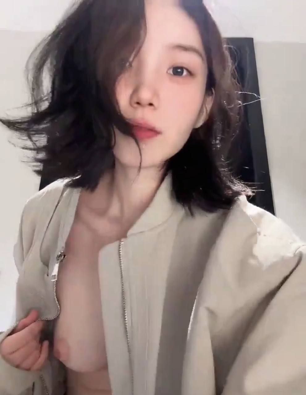 上海极品清纯女大学生勾搭室友引发男友震怒 如此淫荡的灵魂！私密视频反差大！