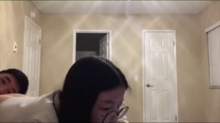 极品留学生情侣性爱自拍，颜值身材真心不错 这种销魂性爱才是享受 女留学生被男友舔小穴舔的受不了操的捂嘴不敢大声喊叫最后被爆颜射一脸