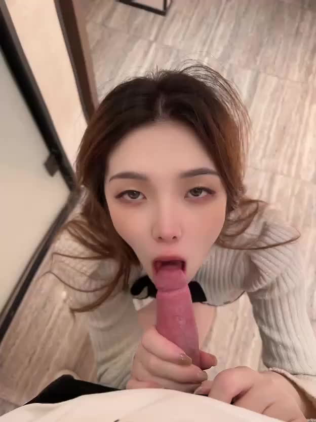 超高颜值的反差婊，被金主口交颜射各种调教玩弄，再高的颜值在金主面前也是条母狗