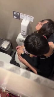 喝多了酒吧厕所放纵自己 结果遇到秒射男太扫兴了 迷人的眼神散发着对性爱的渴望