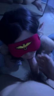 极品小母狗骑乘假屌 给炮友口交，骚话不断 吮吸着他的阴茎，口技了得，让他欲火焚身，她淫荡的眼神和撩人的声音，让气氛更加火热