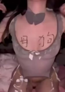大连艺术学院老师周诗琦这私生活真他妈猛！前男友直接放狠料，特供版视频全抖出来了。她是吞精内射的狂热粉，胸上写母狗，肚子上写主人操我，大腿内侧还写着爸爸 主人，骚得没底线。