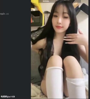 嫩妹 调教 一对一 情趣 自慰 长相不错的妹子坐在沙发上用手指抽插着骚穴淫叫，在下面插入玩具不断的抚慰摩擦进出带着喘息声
