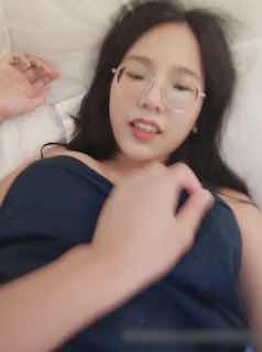 眼镜大奶子妹就是骚,是不是戴眼镜的都很骚啊 双手却紧抓着我的背，示意我更猛烈地挺进。