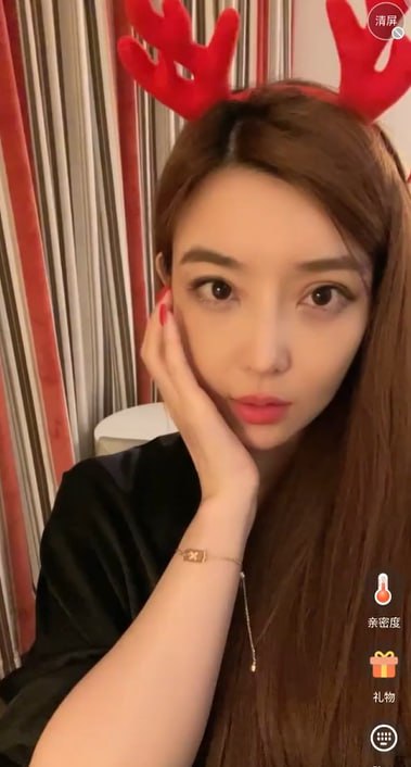 御姐口交 裸聊 调教 一对一 极品的御姐骚货穿着情趣蕾丝内衣诱惑，接通了金主爸爸的视频