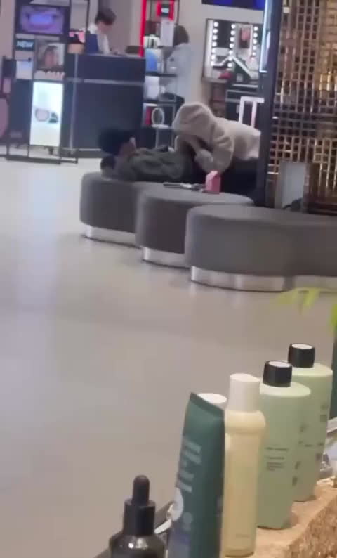 台湾商场年轻人户外吃鸡，带着帽子直接开口，柜姐看傻边拍边问这鸡巴还能硬吗？