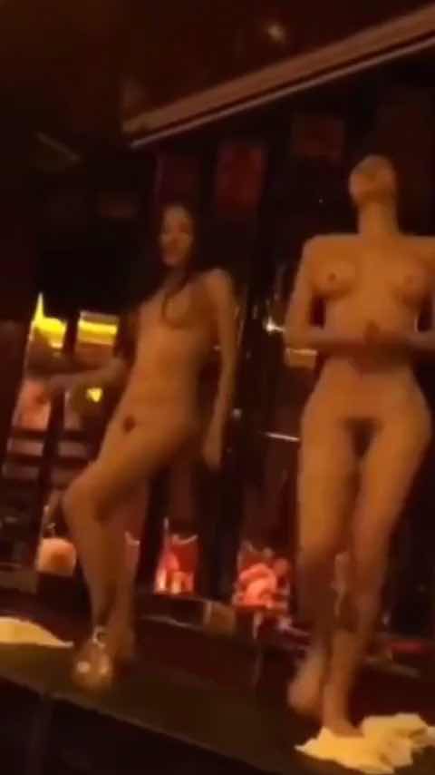 台湾成年双胞胎姐妹夜场私密舞蹈全程记录，火热动作与迷人魅力瞬间呈现