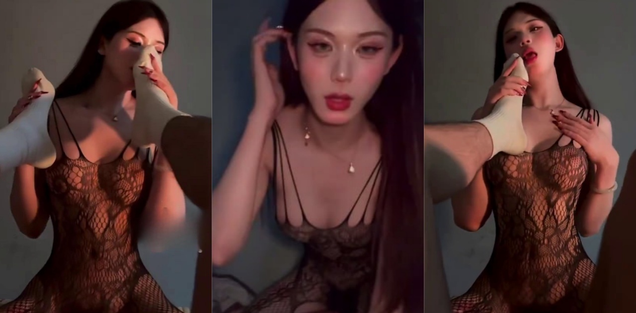 带鸡吧御姐伪娘黑丝开档袜服侍白袜体育生，舔足挑起欲望！