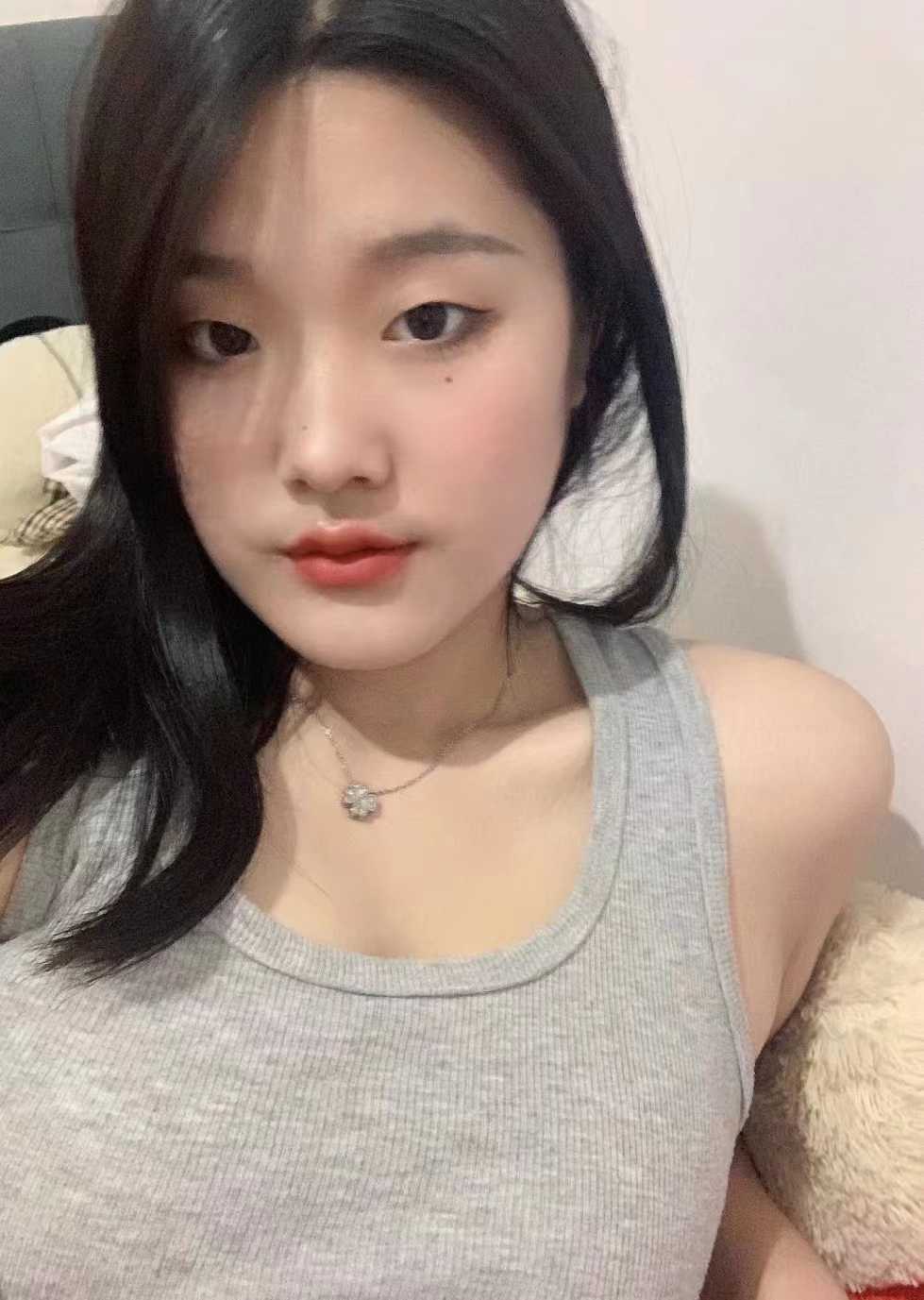 郑州上大学的信阳女自慰 暴露出雪白的肌肤，手指滑入下体，开始自慰。她用手指深入自己