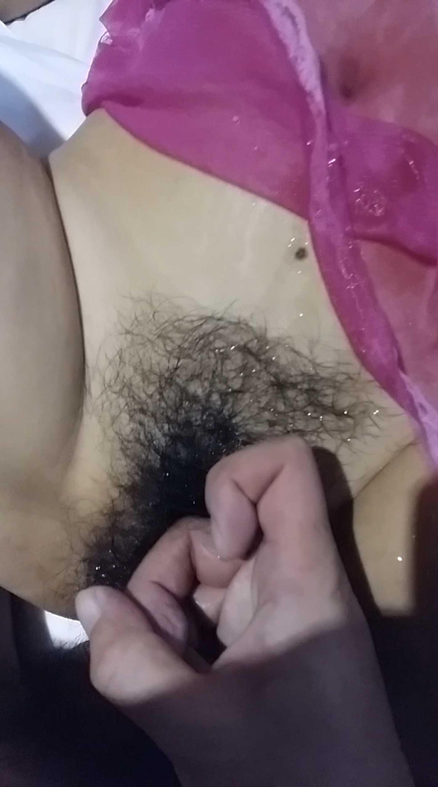 肛交喷水 她的身体忍不住颤抖，淫水不断地从屁眼深处喷涌而出，如同泉水般汩汩不止